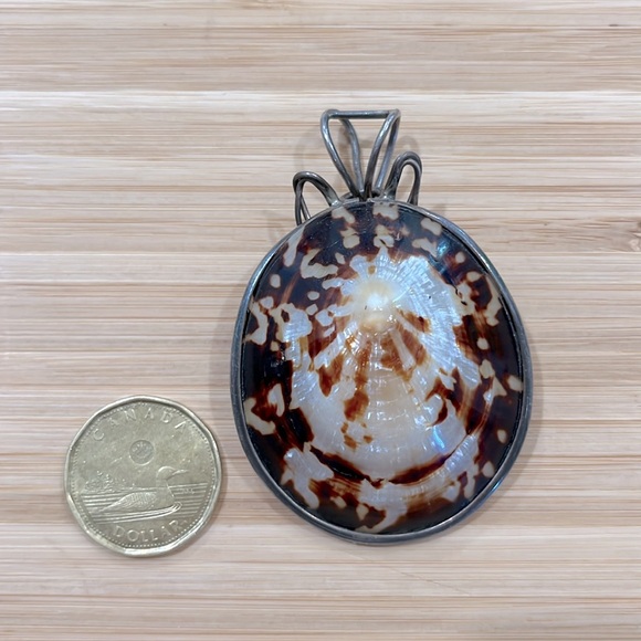 Vintage Coastal Shell Pendant - Picture 2 of 2